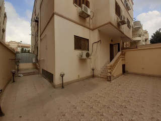 للبيع دوبلكس بالحي الأول بالتجمع الخامس حى الفيلات تشطيب سوبر لوكس ارضى وأول