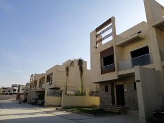 تاون فيلا للبيع فى كمبوند في الشيخ زايد