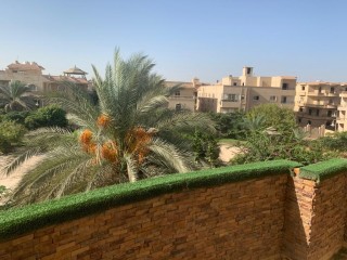 شقة للبيع في كمبوند النخيل التجمع الاول مساحه كبيرة سوبر لوكس