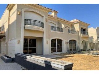 تاون فيلا كورنر للبيع في لافيستا سيتي العاصمة