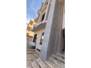 لهواة المساحات الكبيرة شقة للبيع في القرنفل فيلات التجمع الاول استلام فوري