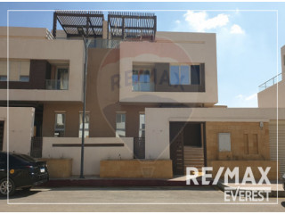 توين فيلا للبيع 450 م نصف تشطيب فى كمبوند اب فيل الشيخ زايد