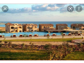 شاليه في أفضل قرى العين السخنه " تلال" قريه مبنيه و متكامله الخدمات برؤيه بانوراميه للبحر.